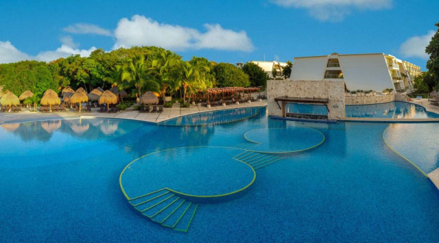 https://www.sirenishotels.com/content/thumbs/640_/content/imgsxml/panel_header/grand-sirenis-riviera-maya-resort-slide1125.jpg